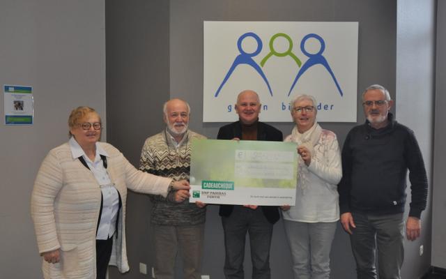 Wandelclub schenkt mooie cheque